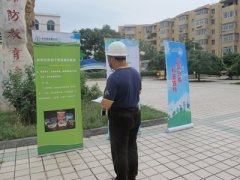 居民观看展板