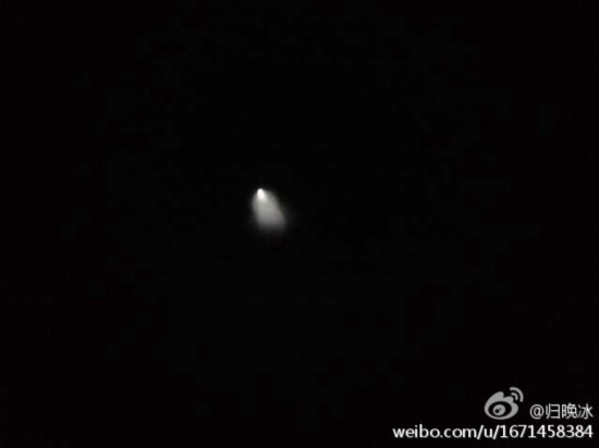 网友在济南区域看到,拟似“UFO”强光不明物体。网友供图