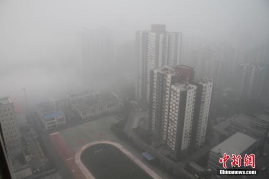 北京气象台10月20日5时20分发布大雾黄色预警:预计至20日09时,北京平原地区有浓雾,能见度小于500米。 中新社发 刘宪国 摄 CNSPHOTO