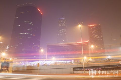 25日晚,北京国贸地区灯火通明,浑浊的空气在灯光的照射下变得五颜六色。