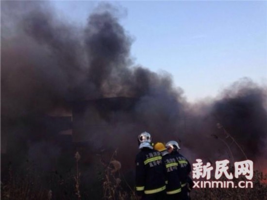 图说：位于金山区南阳港西路一化工厂内忽然起火。金山消防供图